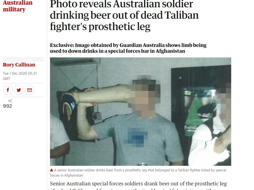 衛報1日披露數張照片,照片中一名澳洲特戰士兵在阿富汗一家酒吧中,用死去的塔利班士兵義肢當作酒杯。(圖取自衛報網頁theguardian.com)
