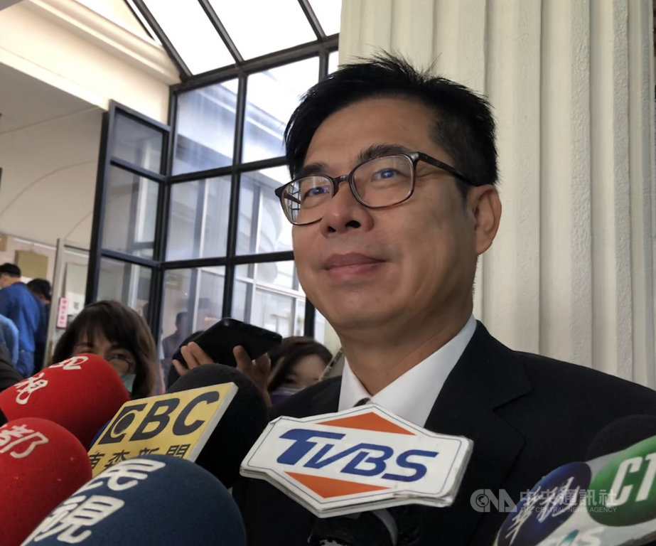 高雄市長陳其邁(前)1日就職屆滿百日,他上午接受媒體聯訪表示,為了讓市民過好生活,他每天都「戰戰兢兢跟時間賽跑」。中央社記者侯文婷攝 109年12月1日