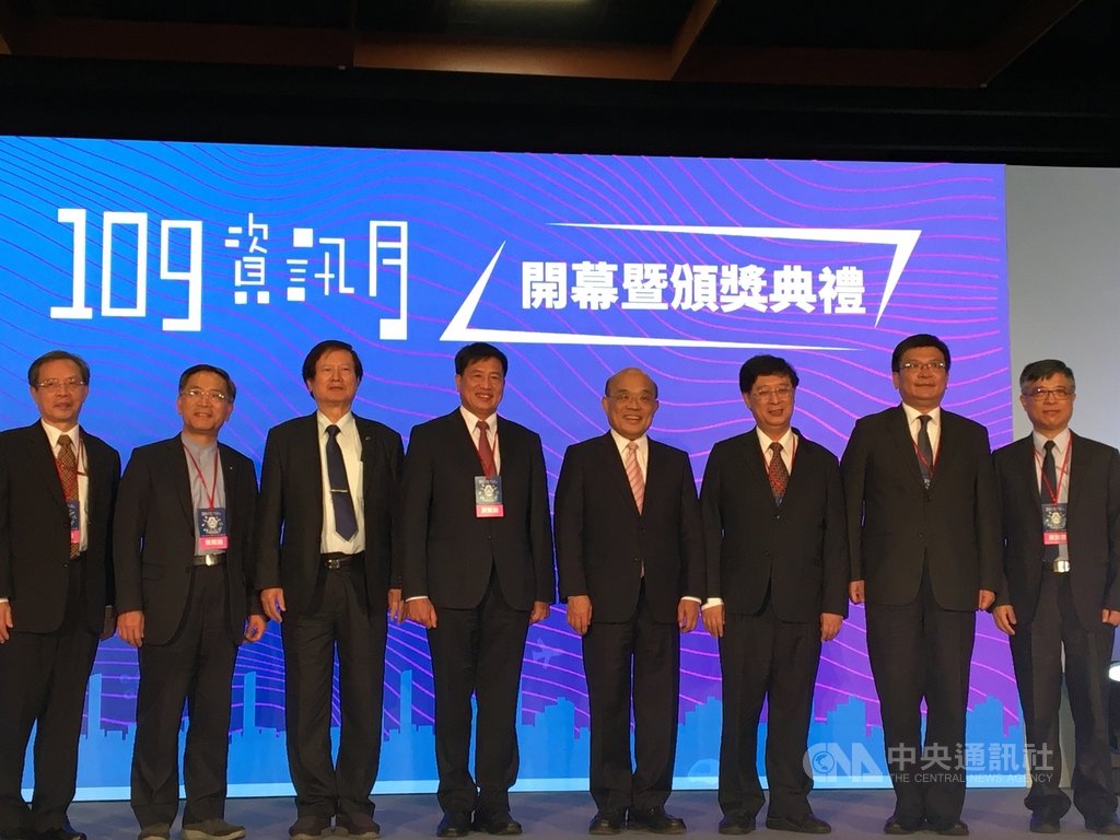 一年一度資訊月活動2日在台北世貿一館舉行開幕典禮,行政院長蘇貞昌(右4)受邀出席。中央社記者鍾榮峰攝 109年12月2日
