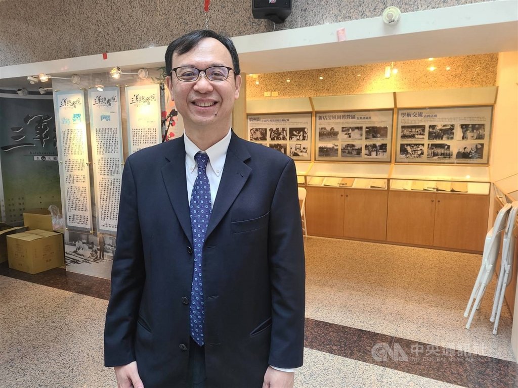 異體細胞治療已成國際趨勢,衛福部次長石崇良(圖)2日宣布,衛福部預計年底將公告新版特管辦法,未來可望有條件開放異體細胞治療,只要完成一、二期臨床試驗確認安全性及療效就能提出專案申請。中央社記者張茗喧攝 109年12月2日