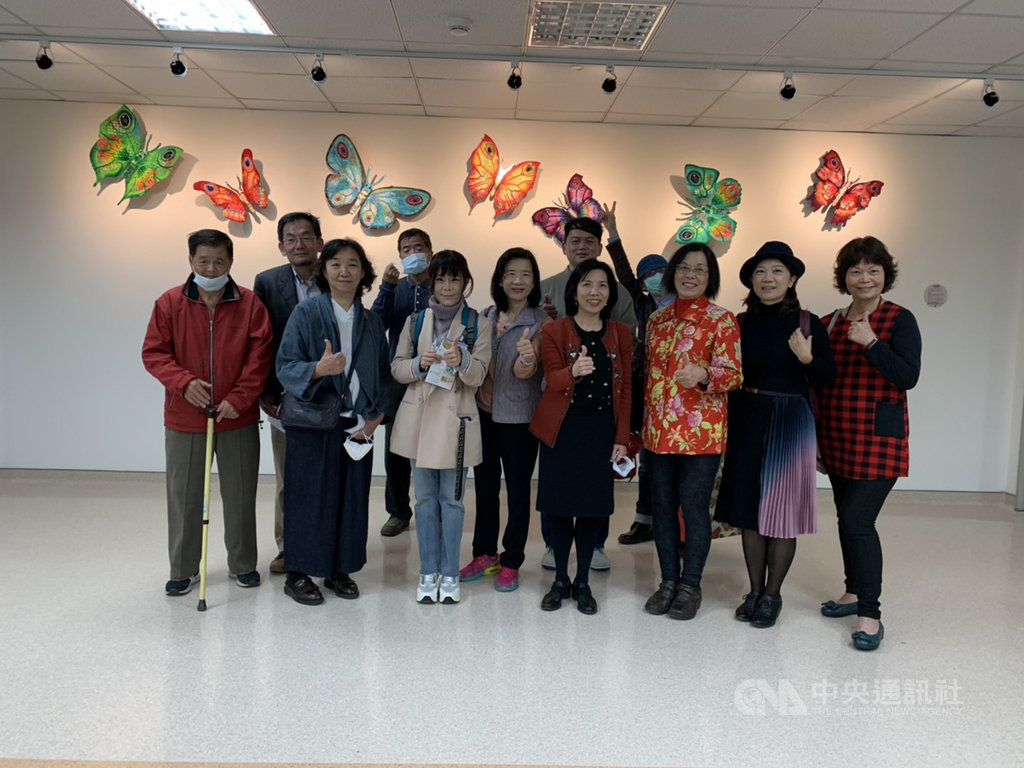 台大醫院新竹生醫園區分院設置公共藝術,2日啟用,這次作品包含以色列藝術家大衛.葛斯坦(David Gerstein)在中央電梯旁的「彩蝶翩翩」金屬雕塑作品。中央社記者郭宣彣攝 109年12月2日