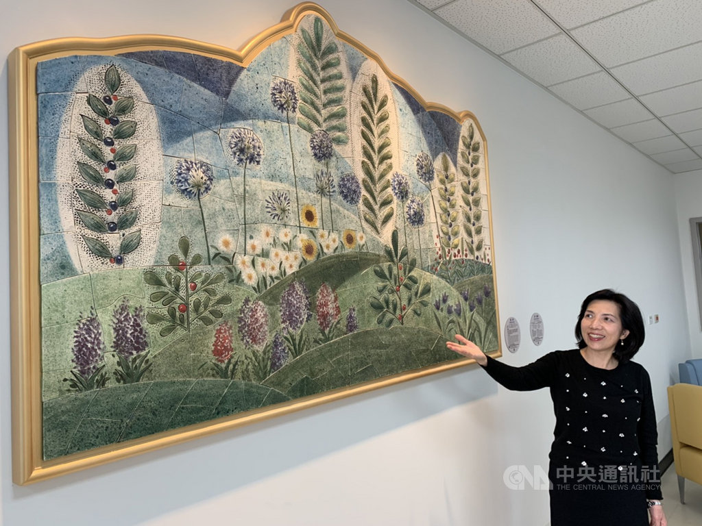 台大醫院新竹生醫園區分院設置公共藝術,融入醫院空間內,2日啟用,為院區帶來全新的藝術氛圍。中央社記者郭宣彣攝 109年12月2日