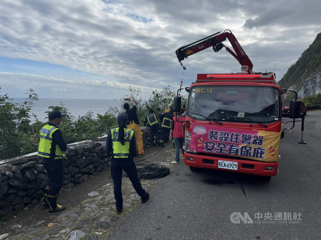 台9線清水斷崖景觀台2日下午傳出遊客墜落意外,74歲胡姓男遊客疑為了拍照,不慎墜落15米深樹林,所幸及時抓住樹枝,消防局出動吊臂器材車協助脫困,遊客獲救後表示不須送醫。(民眾提供)中央社記者張祈傳真 109年12月2日