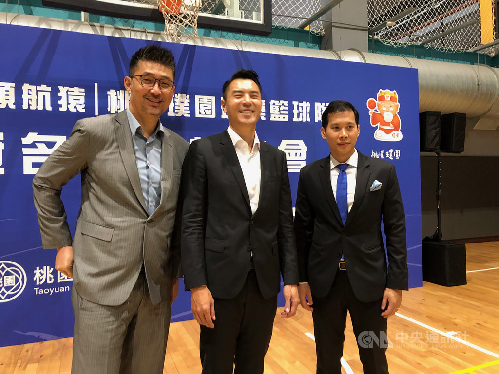 台灣籃球職業聯盟P.League+桃園領航猿教頭劉義祥(左)表示,新球季首戰將於20日與台新夢想家交手,2名洋將3日加入練球,第3名洋將恐在球賽開打前4天報到,他憂心本土和洋將磨合期不夠。中央社記者黃巧雯攝 109年12月2日