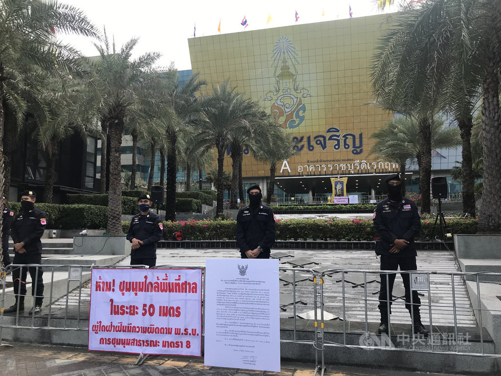 泰國憲法法院2日宣判總理帕拉育居住在陸軍的館舍內沒有違法,警方為了預防抗議民眾聚集,在憲法法院外布下大批警力。中央社記者呂欣憓曼谷攝 109年12月2日