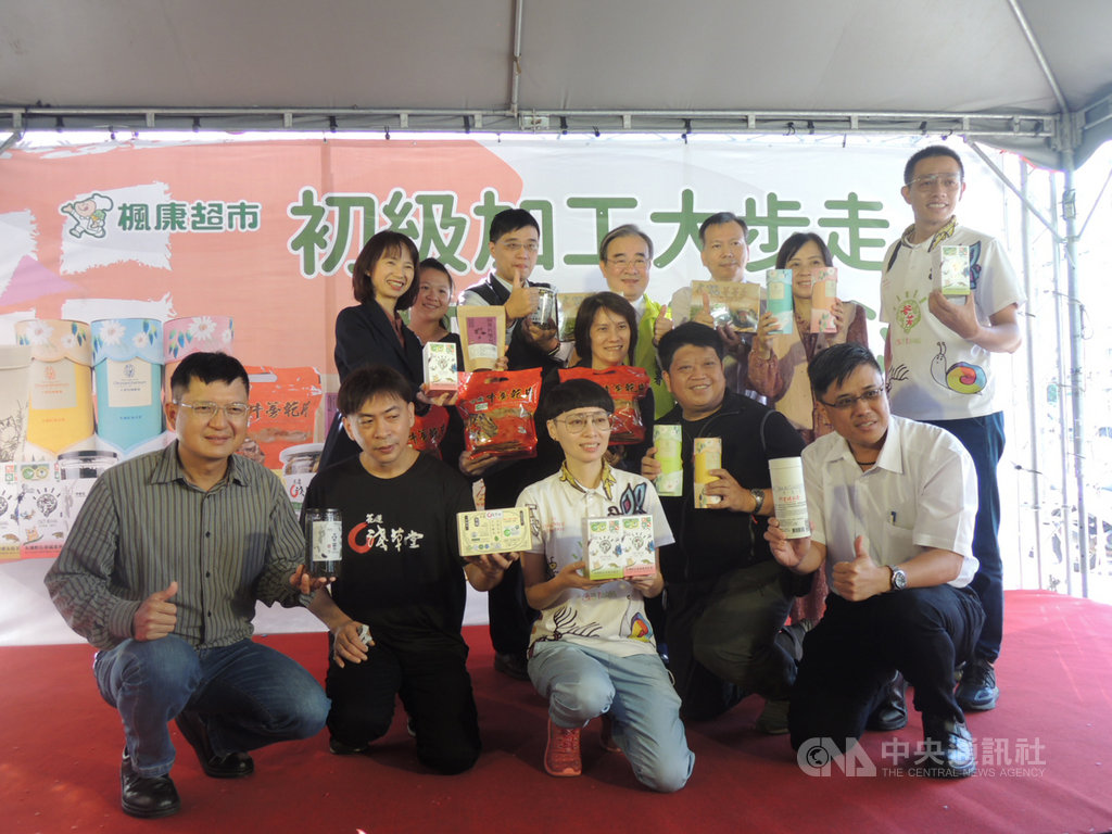 農糧署2日在台中市楓康超市青海店舉辦「初級加工大步走 把關衛生安心購」活動,由農糧署長胡忠一(後右4)主持啟動儀式,宣布將於全台42家楓康超市設立農產初級加工品專櫃販售。中央社記者郝雪卿攝 109年12月2日