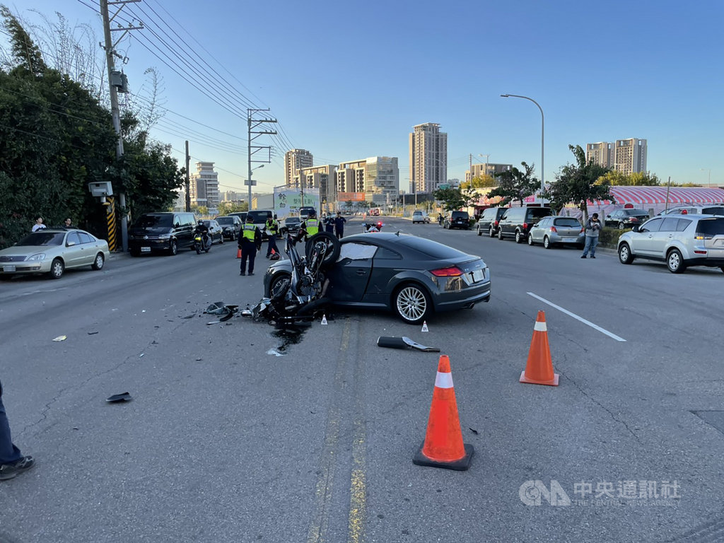 台中市南屯區永春東路與益文三街口2日下午發生轎車迴轉與重機擦撞意外,造成騎士噴飛墜地送醫不治,肇事原因將待進一步鑑定。(民眾提供)中央社記者郝雪卿傳真 109年12月2日