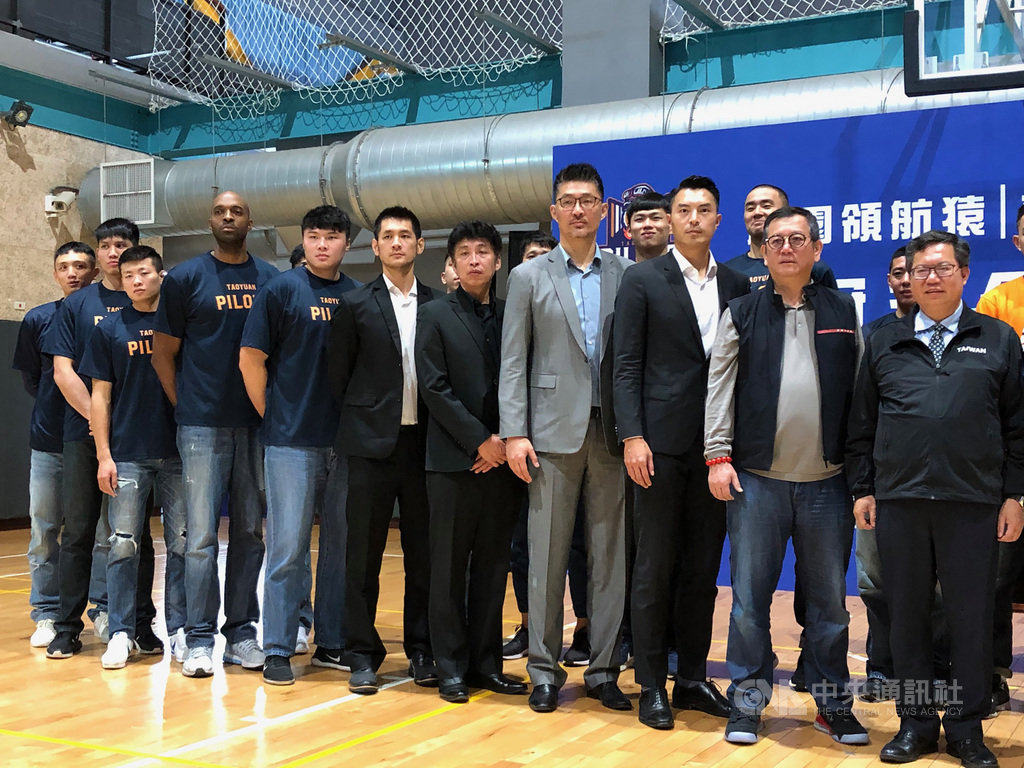 台灣職業籃球聯盟P.League+桃園領航猿隊陣中「新台灣人」戴維斯(左4)2日出席記者會時受訪表示,希望新球季能打越多場越好,但還需考量球隊的想法。中央社記者黃巧雯攝 109年12月2日