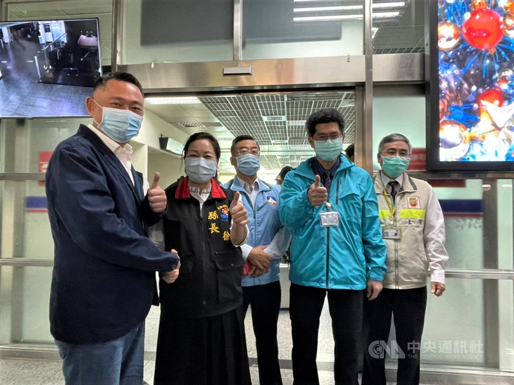 花蓮縣長徐榛蔚(左2)2日率縣府團隊回訪金門,金門縣長楊鎮浯(左)和副縣長黃怡凱(右2)等人到場接機,歡迎來訪金門。(金門縣政府提供)中央社 109年12月2日