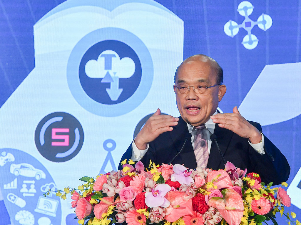 一年一度資訊月活動2日在台北世貿一館登場,行政院長蘇貞昌出席開幕典禮並致詞表示,在全球疫情肆虐下台灣能如常舉行資訊月,這在全世界絕無僅有,台灣是亂世中的福地;台灣懂得運用科技方法,讓防疫做到滴水不漏。中央社記者鄭清元攝 109年12月2日