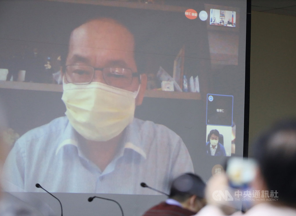 國民黨主席江啟臣2日在中常會表示,行政院長蘇貞昌在立院稱國民黨中常委楊博仁所經營的信功肉品支持民進黨萊豬進口政策,被信功肉品隨後發聲明駁斥。中常會現場也與楊博仁視訊連線,楊博仁親自澄清說明。中央社記者郭日曉攝 109年12月2日