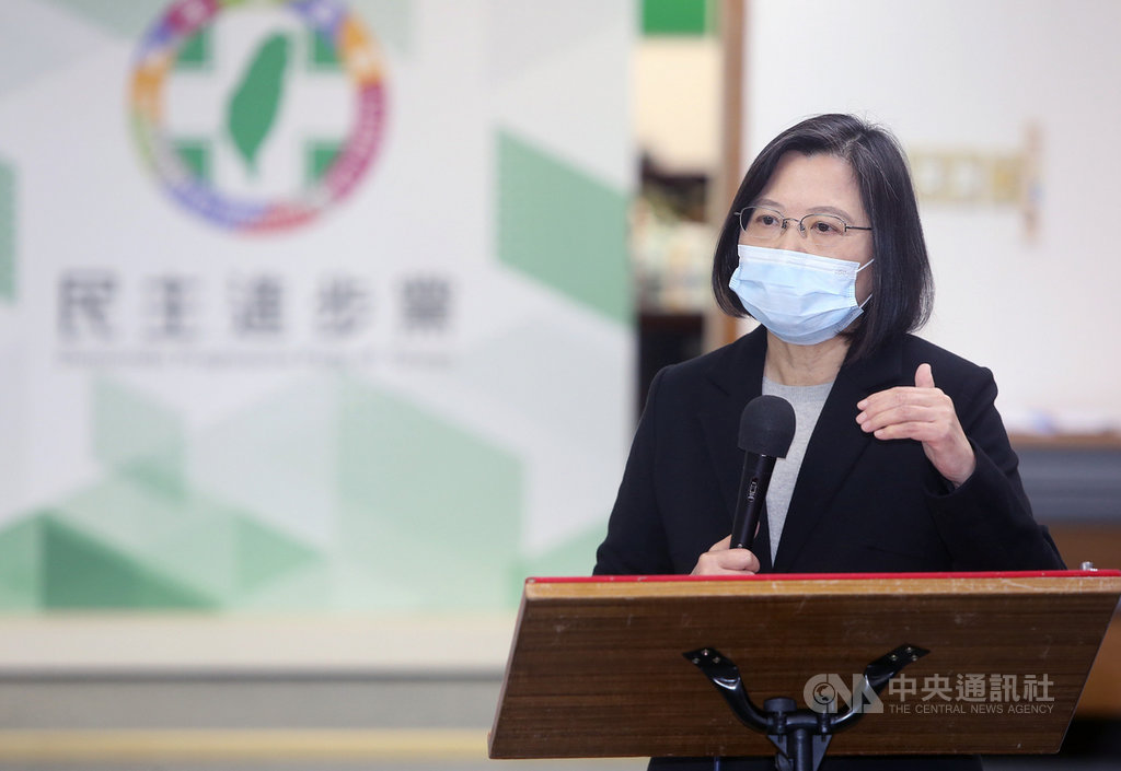 民進黨2日下午在中央黨部召開中執會,會前總統兼民進黨主席蔡英文針對秋冬防疫、進口豬肉全方位管理措施發表談話。中央社記者鄭傑文攝 109年12月2日