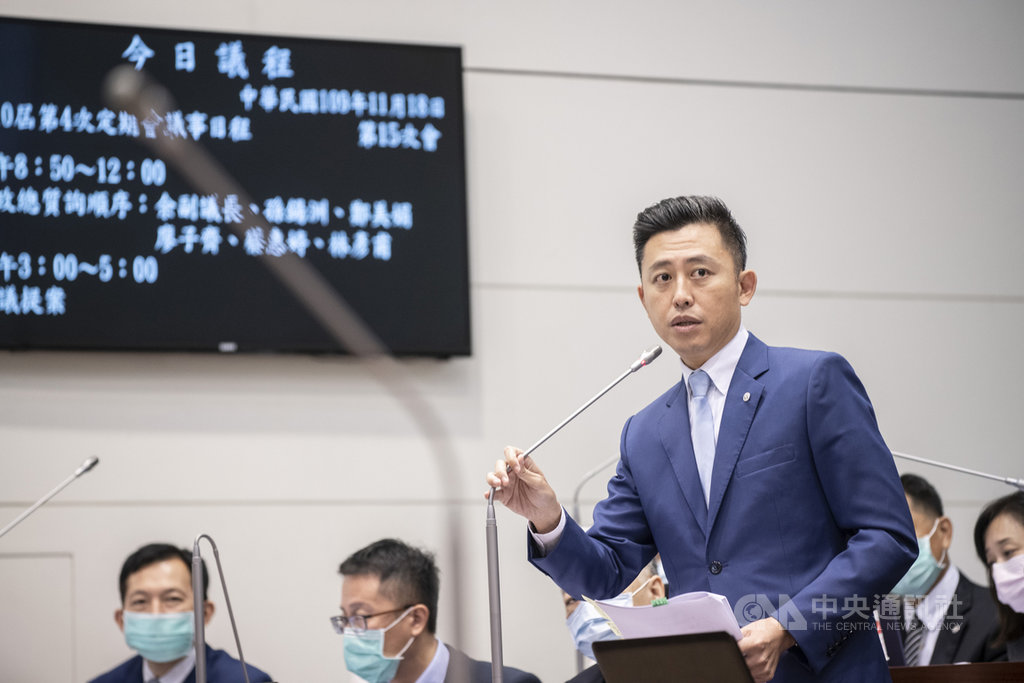 新竹市110年度總預算案,因朝野協商未有共識無法通過,將延到民國110年開臨時會審,市長林智堅(右)發文表示,議會沒在法定的時間內完成審查無法接受,也傷害市民的心。(新竹市政府提供)中央社記者郭宣彣傳真 109年12月2日