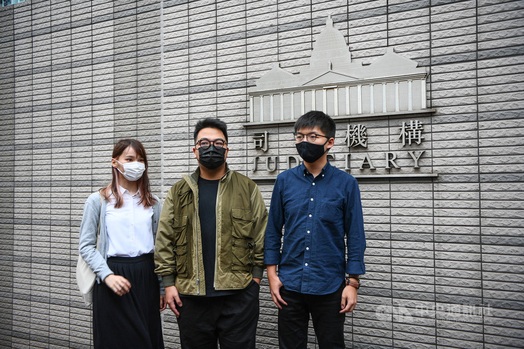 前香港眾志成員黃之鋒(右)、周庭(左)和林朗彥(中)2日被法院判處7至13.5個月不等的有期徒刑。他們從2012年「反國教」運動起,並肩作戰近10年,陪伴彼此的青春,也見證香港社運的興衰。圖為3人11月23日出庭前合照。(中通社提供)中央社 109年12月2日
