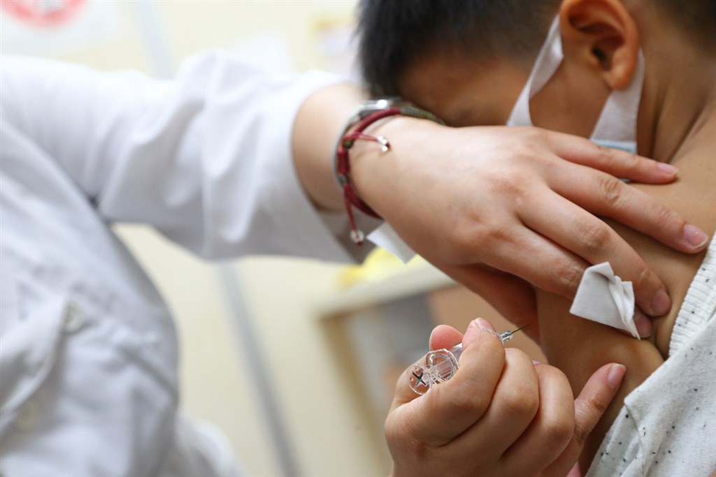 疾管署2日表示,流感疫苗幼兒接種率距離目標值仍差一截,家長應儘速帶孩子接種。(中央社檔案照片)