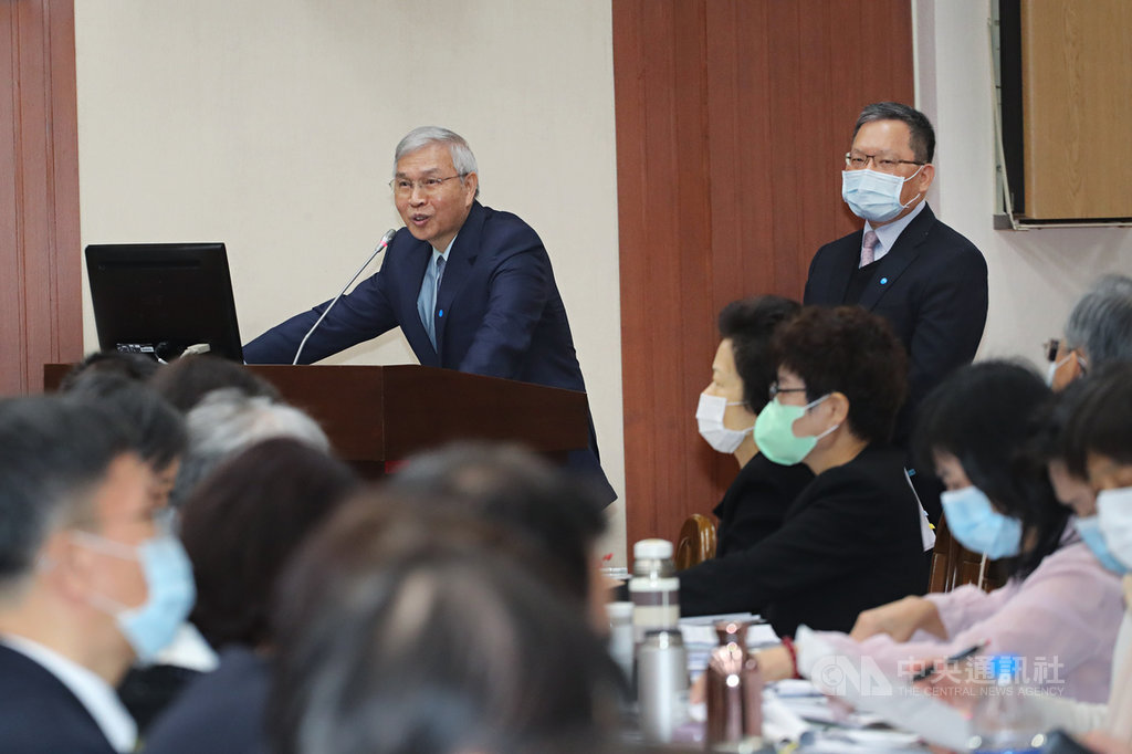 主計總處最新經濟預測出爐,估2021年經濟成長率可達3.83%,不過央行總裁楊金龍(後左)3日在立法院表示,是否升息要看情況,應考量物價及國際情勢。後右為財政部長蘇建榮。中央社記者裴禛攝 109年12月2日
