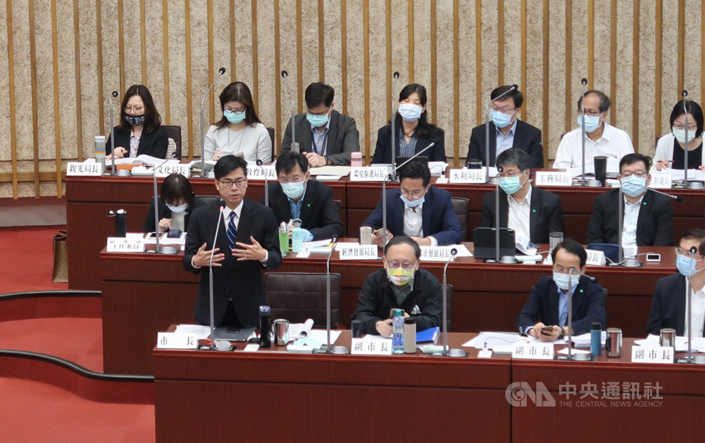 高雄市長陳其邁(前排左)競選期間提出「高雄表參道計畫」將以高雄車站為核心帶動周邊商圈活絡;他2日在議會回應議員質詢指出,要結合鐵路地下化後的開發、造街及商圈活動,成立專案小組並由副市長召集推動。中央社記者王淑芬攝 109年12月2日