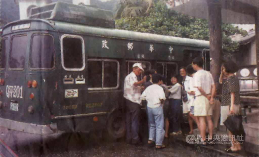 中華郵政公司花蓮郵局於民國77年成立玉里汽車行動郵局,巡迴秀姑巒溪以東的德武、春日、松浦、觀音、東豐、樂合等6個里,以定點停靠的方式提供各項郵政服務。(花蓮郵局提供)中央社記者李先鳳傳真 109年12月2日