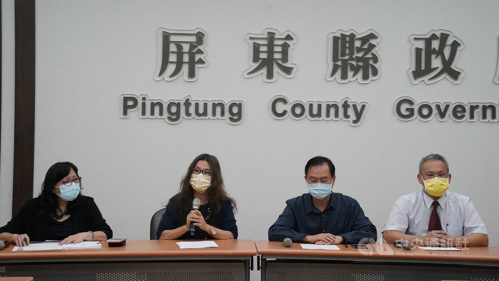 屏東縣政府2日由發言人鄞鳳蘭(左2)等人召開記者會指出,消防局到信功實業公司是進行例行消防安全檢查,外界不要做政治操作。(屏東縣政府提供)中央社記者郭芷瑄傳真 109年12月2日