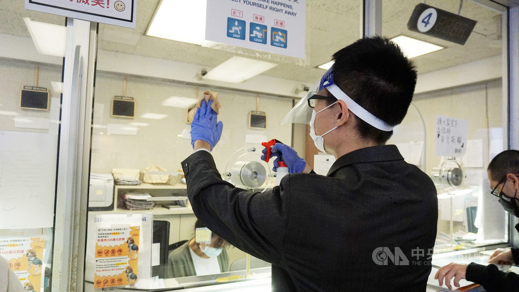 駐洛杉磯台北經濟文化辦事處1日啟用線上預約、登錄查詢系統,重新開放僑胞現場辦理文件,工作人員戴著面罩、口罩,加強消毒。中央社記者林宏翰洛杉磯攝 109年12月2日