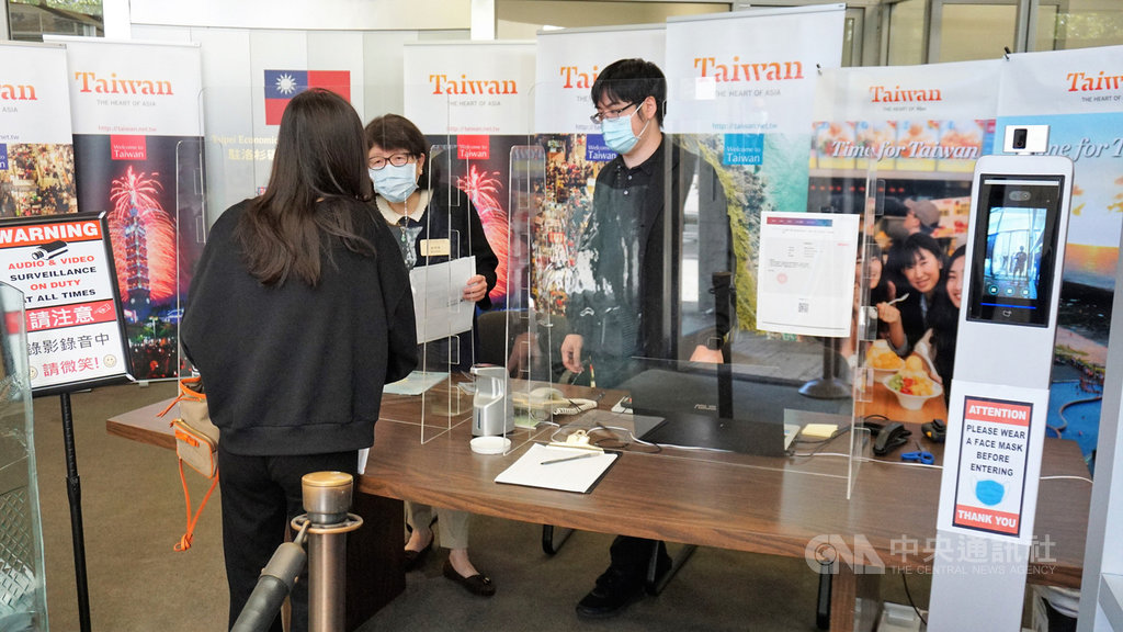 駐洛杉磯台北經濟文化辦事處的線上預約、登錄查詢系統1日啟用,在大樓的一樓設置報到處,架設體溫監控儀器與壓克力板。中央社記者林宏翰洛杉磯攝 109年12月2日