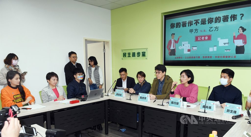 民進黨立委蘇巧慧(右2起)、廣播節目主持人馬世芳等,2日在黨團舉辦記者會,呼籲政府應重視創作者權益,依法共擬合理方案,以保障藝文創作者。中央社記者施宗暉攝 109年12月2日