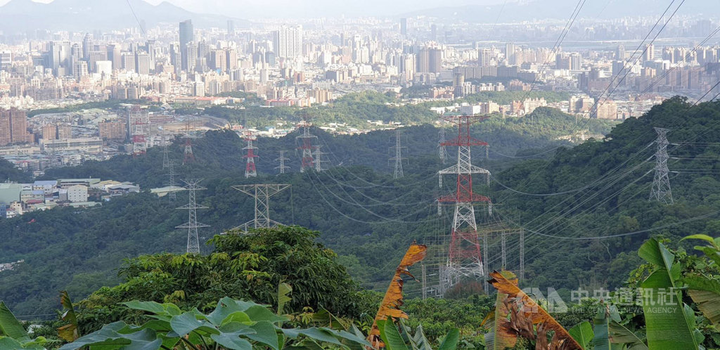 台電表示,為強化北部地區供電能力,歷經18年在地溝通及興建,終於完成第一超高壓輸電線路(超一路)「板橋~龍潭線」更新擴建工程,並於11月29日竣工送電。(台電提供)中央社記者楊舒晴傳真 109年12月2日