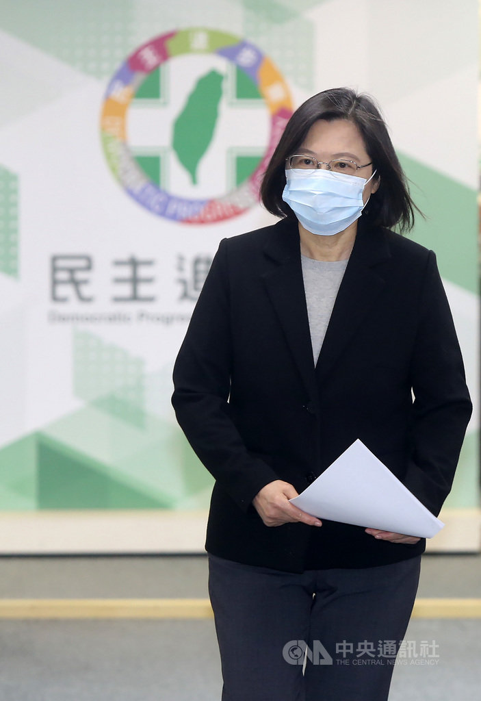 兼任民進黨主席的總統蔡英文2日在黨中執會前表示,當澳洲面臨極大壓力時,台灣政府與人民也會感同身受,也會支持澳洲,政府會評估用最適當方式,讓澳洲人民感受到來自台灣的溫暖。中央社記者鄭傑文攝 109年12月2日