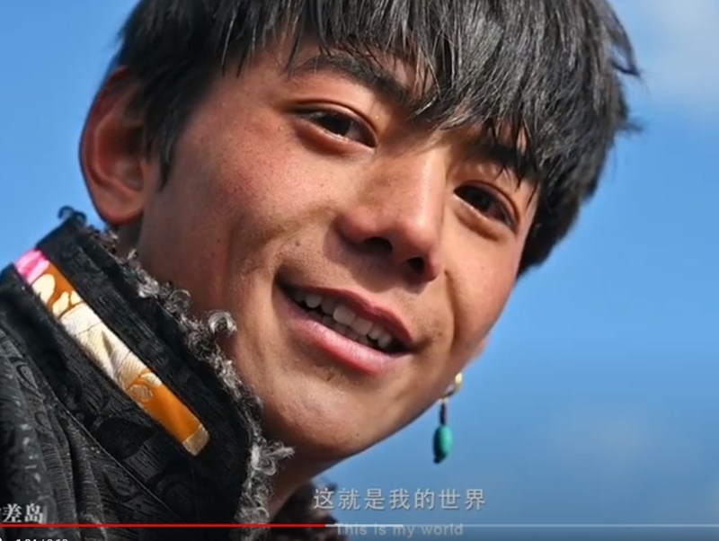 中國攝影師胡波20日在網路上傳一則四川省甘孜藏族自治州理塘縣宣傳影片,片中20歲藏族青年扎西丁真(圖)吸引許多網友關注,短短幾日間爆紅。(圖取自時差島YouTube頻道youtube.com)