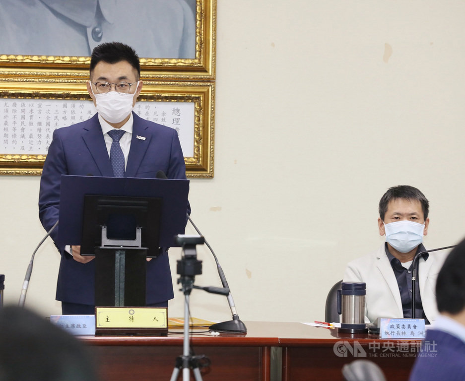 國民黨主席江啟臣(左)2日在黨中常會時表示,日前國民黨立院黨團發動強力杯葛,是為了凸顯總統蔡英文貿然開放含萊劑豬肉進口,盼以具體作為展現人民反對萊豬進口的決心。中央社記者郭日曉攝 109年12月2日