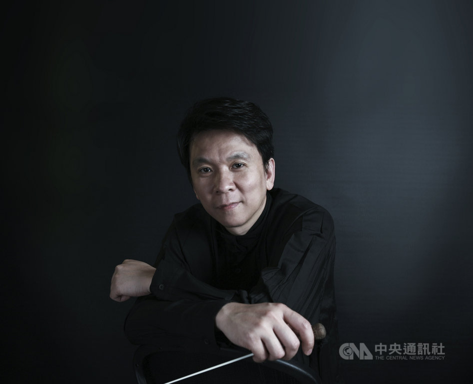 台灣國樂團「好事成雙」雙協奏曲之夜音樂會,由客席指揮劉江濱發想,音樂會以3首協奏曲讓樂器彼此對話,展現獨特聲響。(台灣國樂團提供)中央社記者趙靜瑜傳真 109年12月2日