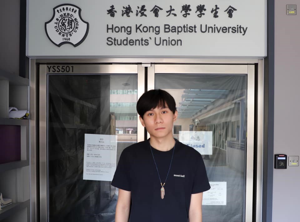 港媒報導,香港浸會大學代理學生會長方仲賢2日清晨被警方拘捕,他被指涉嫌「在公眾地方管有攻擊性武器」等3罪,和在「反送中」抗爭期間購買雷射筆的案件有關。(圖取自facebook.com/busueb)