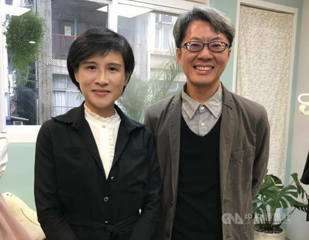 基隆市獨立書店「小獸書屋」在市府輔導下日前開幕,前文化部長鄭麗君(左)、基隆市政府產業發展處長黃駿逸(右)出席,鄭麗君除推薦4本書外,並分享閱讀的迷人之處。(基隆市政府產業發展處提供)中央社記者王朝鈺傳真 109年12月2日