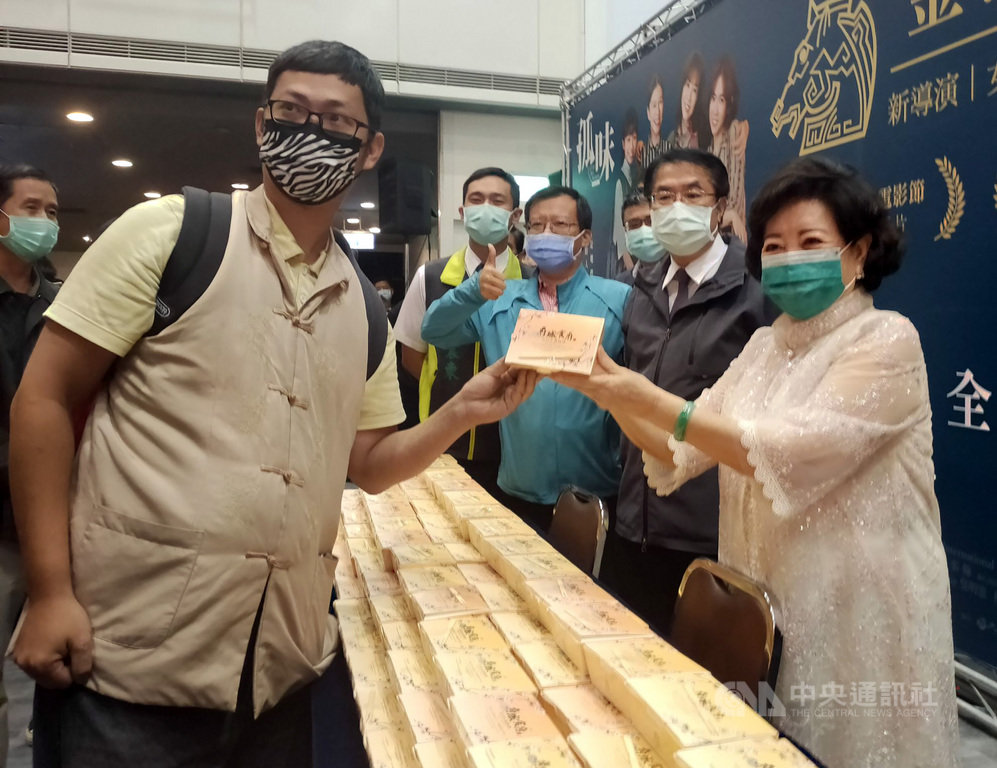 電影「孤味」在第57屆金馬獎大放異彩,票房也突破新台幣億元,成為新科金馬影后的陳淑芳(右)2日到台南發送蝦捲回饋影迷粉絲。右2為台南市長黃偉哲。中央社記者張榮祥台南攝 109年12月2日