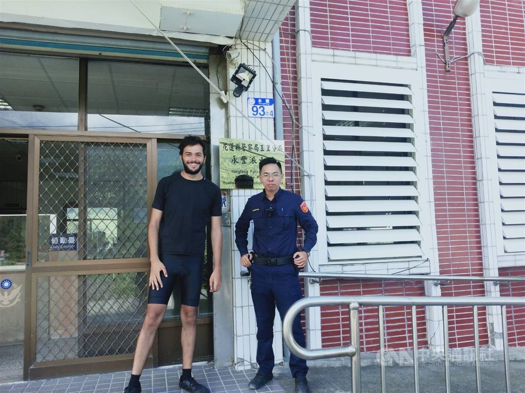 一名來自以色列的男子丹丹(左),日前獨自騎著自行車在花蓮富里鄉東富公路永豐路段徘徊,永豐派出所員警林秉宏(右)邀請他到派出所休息,並提供香蕉及飲水補充體力。(花蓮縣警察局提供)中央社記者李先鳳傳真 109年12月3日