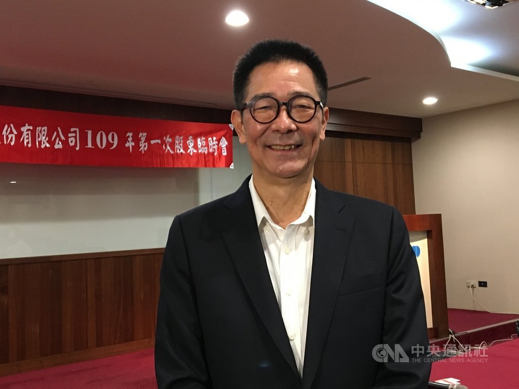頎邦董事長吳非艱3日表示,面板驅動IC封測和射頻前端模組需求維持高檔到明年上半年,稼動率近滿載,營運樂觀。中央社記者鍾榮峰攝 109年12月3日