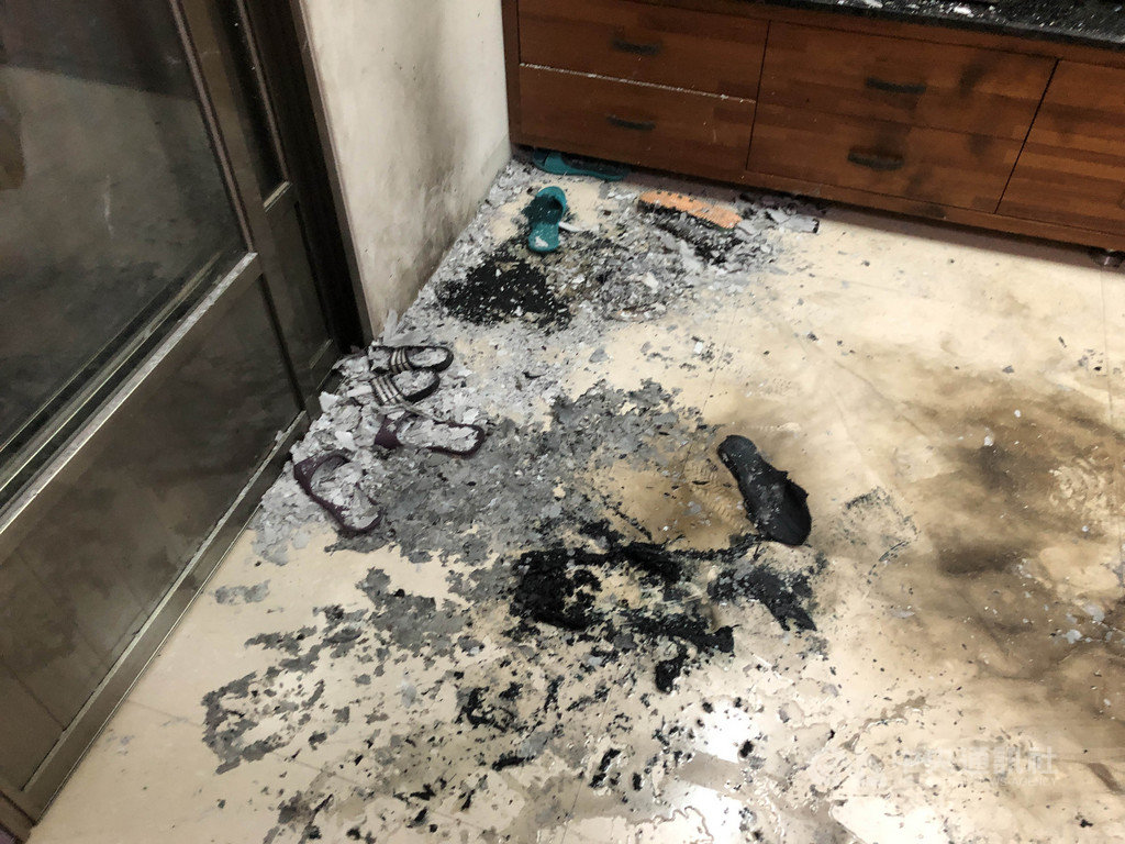台中市王姓男子3日在大里區的住家,疑似對自己與妻子潑灑汽油後引燃,消防局到場火勢已撲滅,住家門外留有灰燼。(民眾提供)中央社記者蘇木春傳真 109年12月3日