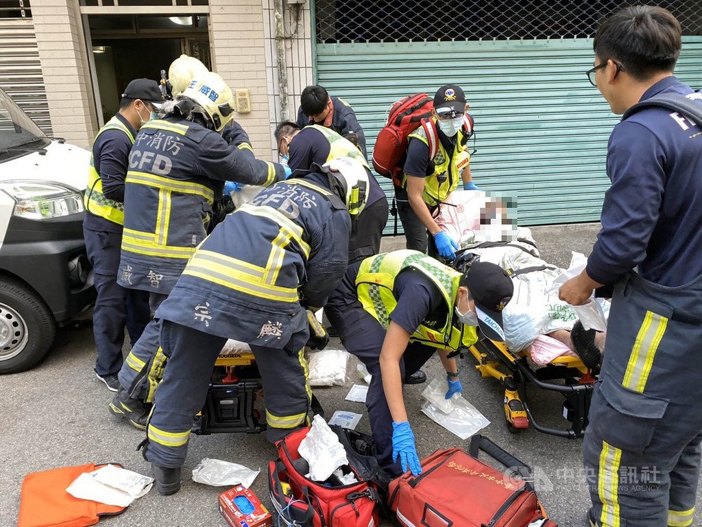 台中市王姓男子3日在大里區的住家,疑似對自己與妻子潑灑汽油後引燃,消防局獲報到場將2人送醫。(民眾提供)中央社記者蘇木春傳真 109年12月3日