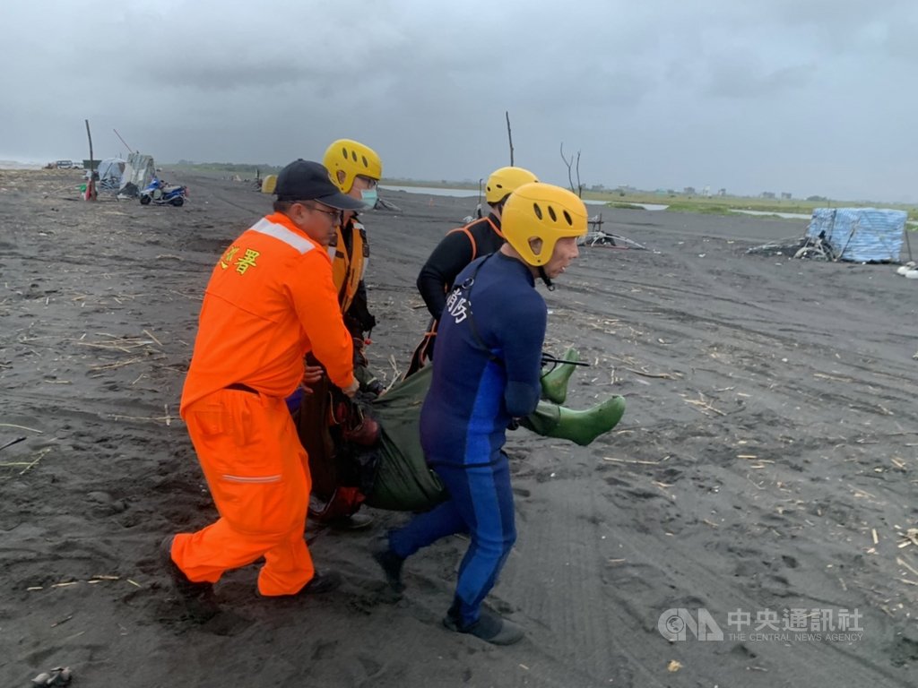 69歲簡姓男子3日下午到宜蘭縣壯圍鄉蘭陽溪出海口捕鰻遭大浪捲走,搜救人員發現簡男時,已失去生命徵象,經送醫急救後宣告不治。(讀者提供)中央社記者王朝鈺傳真 109年12月3日