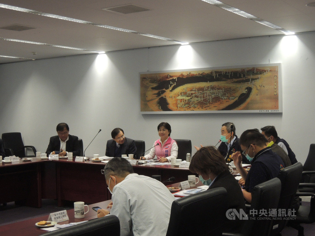 立法院經濟委員會召委楊瓊瓔(左3)3日率隊到台中市考察,首站到台中市政府聽取台中市經濟發展局、水利局等單位簡報。中央社記者郝雪卿攝 109年12月3日