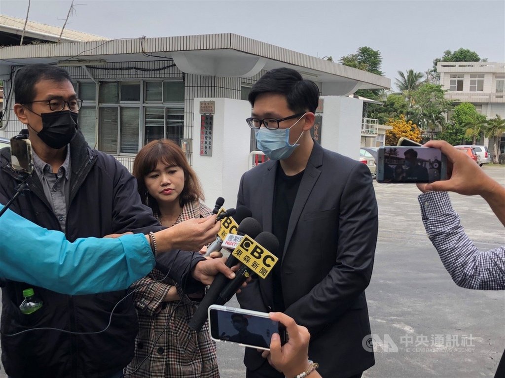 信功實業公司業務經理楊旻叡(右)3日受訪表示,屏東縣消防局2日的稽查是2年1次的例行性安檢,是由他們委託的消防設備公司主動提出申請,就是「時間點有點巧合」。中央社記者郭芷瑄攝 109年12月3日