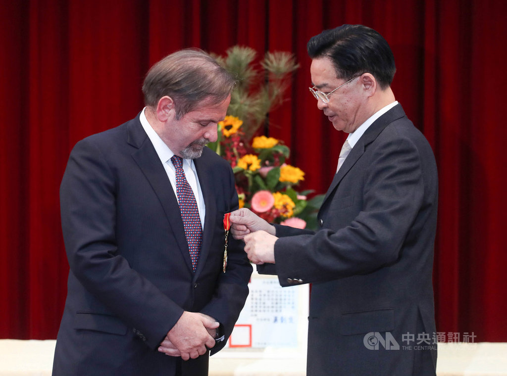 外交部3日在台北舉行歐洲在台商務協會理事長尹容(Giuseppe Izzo)(左)睦誼外交獎章頒贈典禮,外交部長吳釗燮(右)親手為尹容別上獎章。中央社記者裴禛攝 109年12月3日