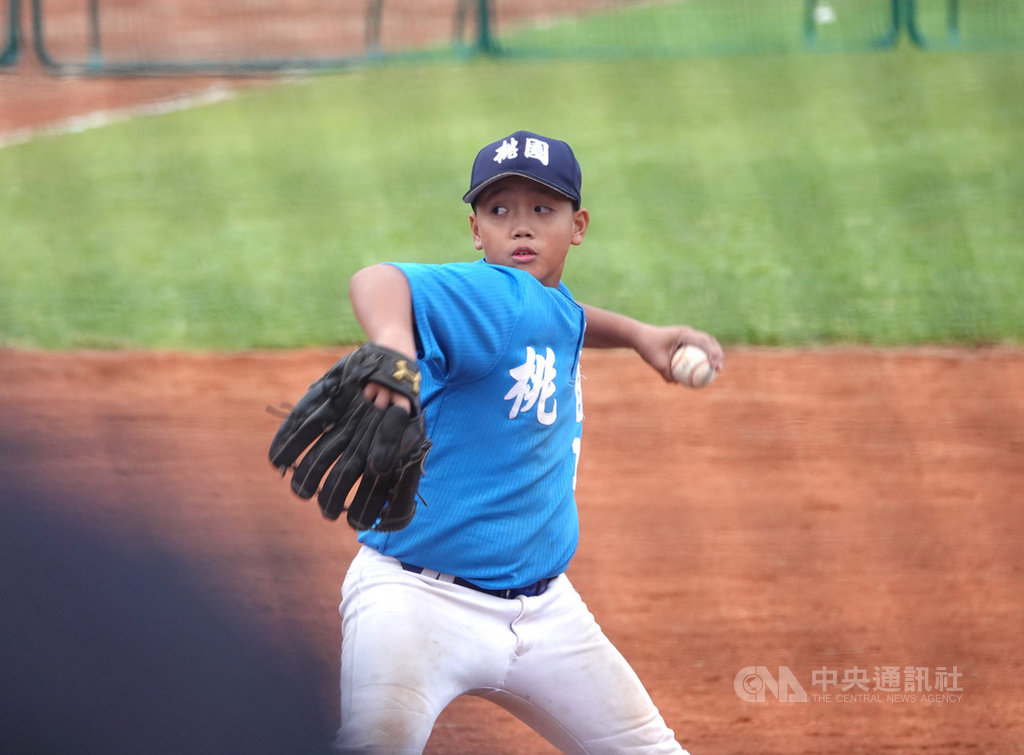 2020年第8屆花蓮台彩威力盃少棒賽3日開打,桃園市聯隊首戰與新北市隊交手,桃園劉任右後援投1局,沒被敲出安打,投出1次三振,助隊以7比0拿下勝利。中央社記者謝靜雯攝 109年12月3日