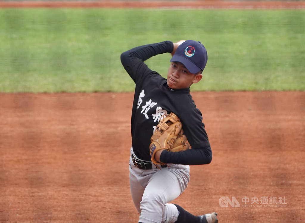 威力盃少棒賽南投縣預賽強碰台東縣隊,南投王牌邱聖安(圖)攻守俱佳,率隊以9比4擊敗台東縣。中央社記者謝靜雯攝 109年12月3日
