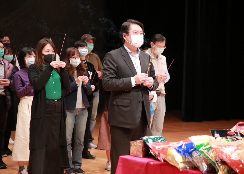 基隆市政府斥資新台幣3億4500萬元升級文化中心場館,基隆市長林右昌(前右)與文化局長陳靜萍(前左)3日出席開工祈福儀式,祈求工程順利圓滿。中央社記者王朝鈺攝 109年12月3日