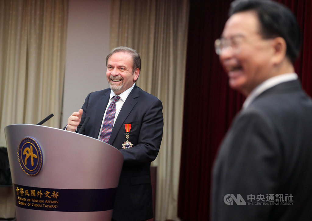 外交部3日在台北舉行歐洲在台商務協會理事長尹容(Giuseppe Izzo)(左)睦誼外交獎章頒贈典禮,外交部長吳釗燮(右)出席頒贈獎章,感謝尹容長年推動台、歐關係。中央社記者裴禛攝 109年12月3日