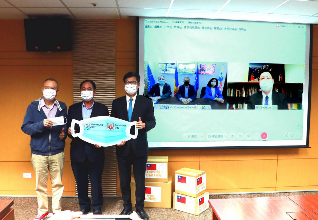高雄市長陳其邁(右)3日透過視訊代表高雄市民捐贈20萬片口罩給羅馬尼亞康斯坦察市,這是高雄市政府繼11月捐贈斯洛伐克口罩後,再次展現國際外交及城市友好。(高雄市政府提供)中央社記者王淑芬傳真 109年12月3日