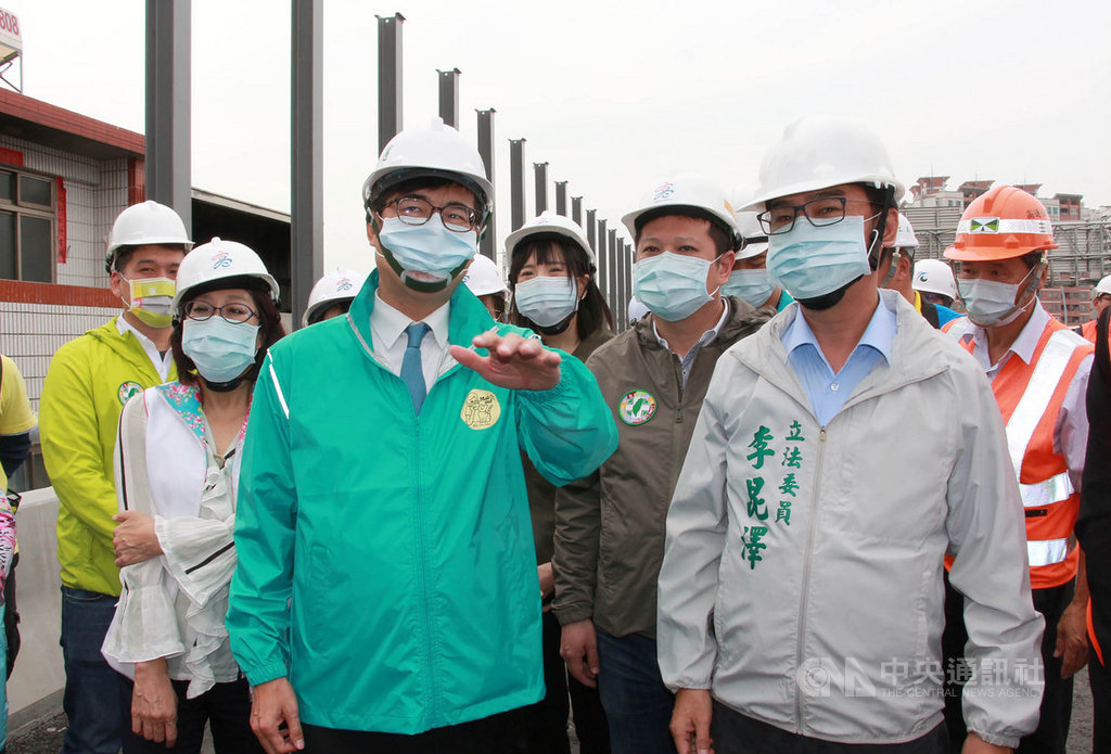 高雄市長陳其邁(前左)3日偕民進黨立委李昆澤(前右)等人視察鼎金交流道系統改善工程,要求如期、如質完工。(高雄市政府提供)中央社記者王淑芬傳真 109年12月3日