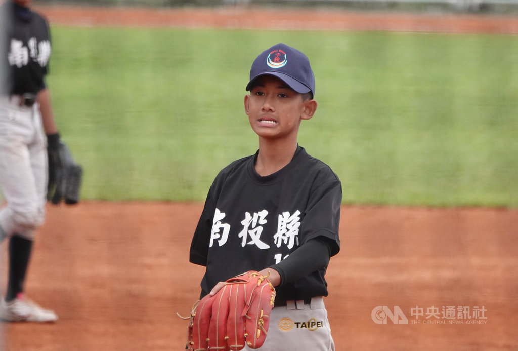 威力盃少棒賽南投縣3日預賽強碰台東縣隊,南投隊長幸世賢(圖)後援穩守,率隊以9比4擊敗台東縣,他說,「其實對手沒有這麼強,是我們自己怕」,並鼓勵隊友場上要拿出態度和精神、不要鬆懈。中央社記者謝靜雯攝 109年12月3日