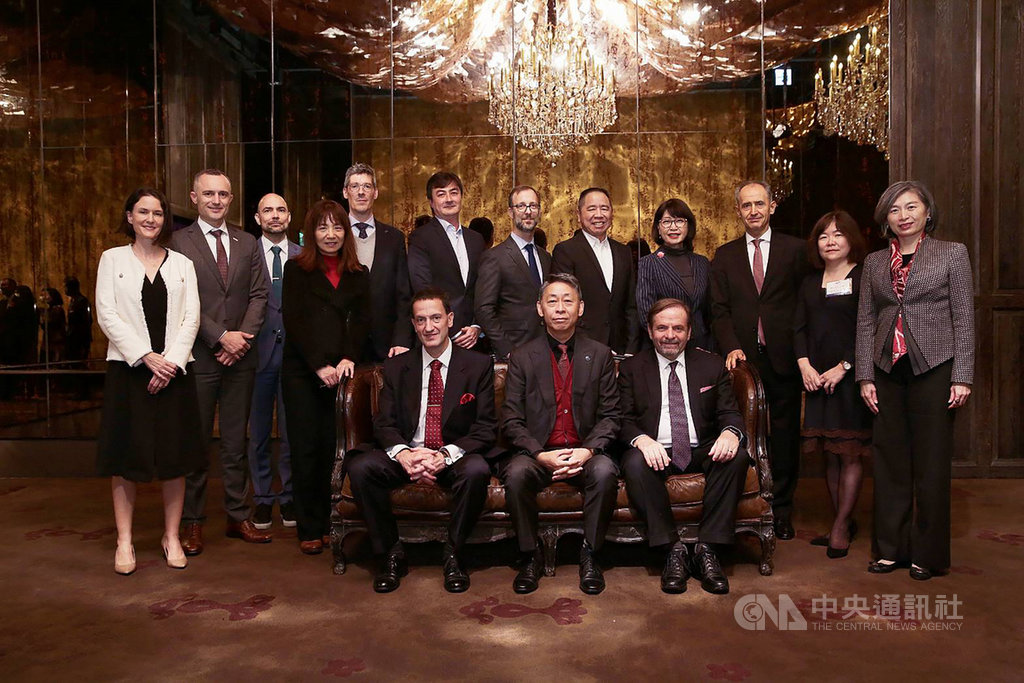 歐洲商會3日舉行年度大會,選出2021年15位理事及5位監事,並由新任理事會推舉國際通商法律事務所法學博士張瀚書(前中)接任理事長。(歐洲商會提供)中央社記者楊舒晴傳真 109年12月3日